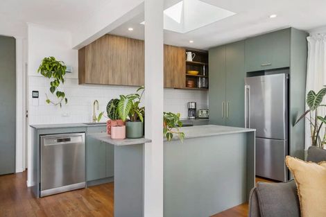 Photo of property in 25 Trojan Crescent, New Lynn, Auckland, 0600