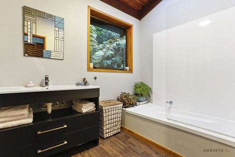 Photo of property in 8 Atarua Gardens, Waiatarua, Auckland, 0604