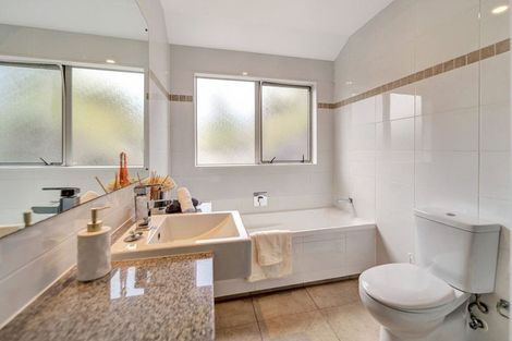 Photo of property in 23 Laurel Oak Drive, Schnapper Rock, Auckland, 0632