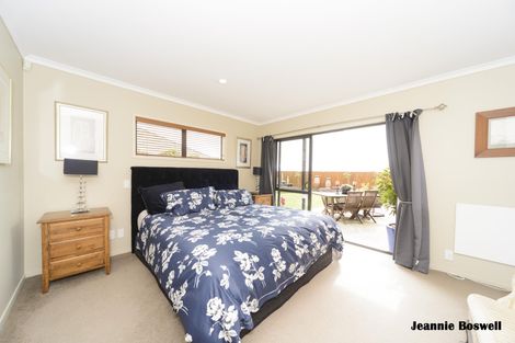 Photo of property in 5 Ron Place, Fitzherbert, Palmerston North, 4410
