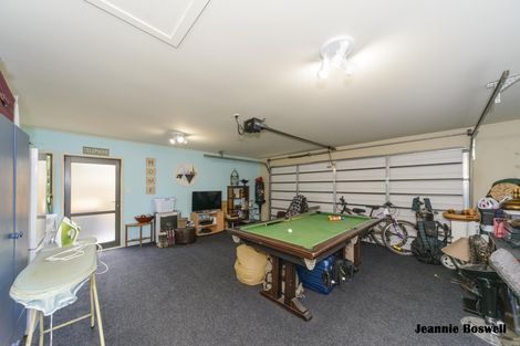 Photo of property in 5 Ron Place, Fitzherbert, Palmerston North, 4410