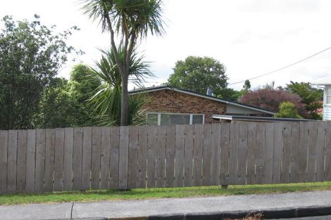 Photo of property in 1/4 Lex Avenue, Green Bay, Auckland, 0604
