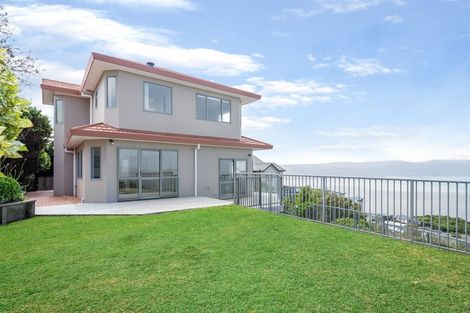 Photo of property in 22 Bennett Grove, Newlands, Wellington, 6037