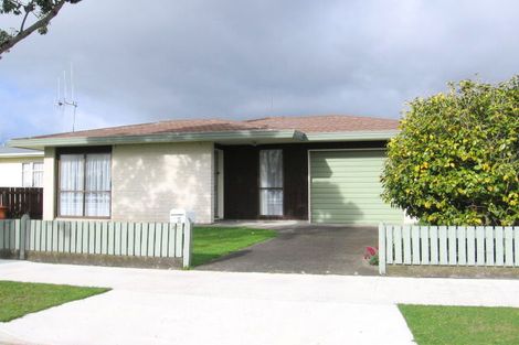Photo of property in 2c Droylsden Place, Palmerston North, 4410
