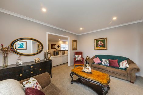 Photo of property in 124 Johnstone Drive, Fitzherbert, Palmerston North, 4410