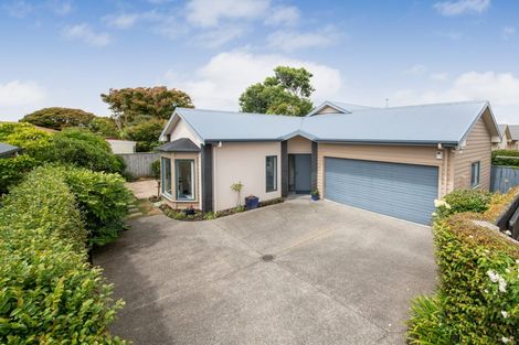 Photo of property in 16 Cloake Way, Palmerston North, 4414