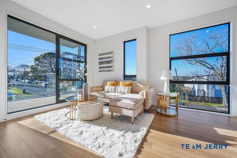 Photo of property in 2/26 Buscomb Avenue, Henderson, Auckland, 0610