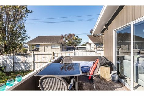 Photo of property in 2/309 Wairau Road, Totara Vale, Auckland, 0627