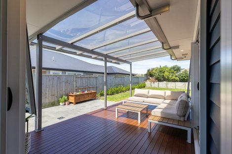 Photo of property in 6 Atlantic Drive, Fitzherbert, Palmerston North, 4410