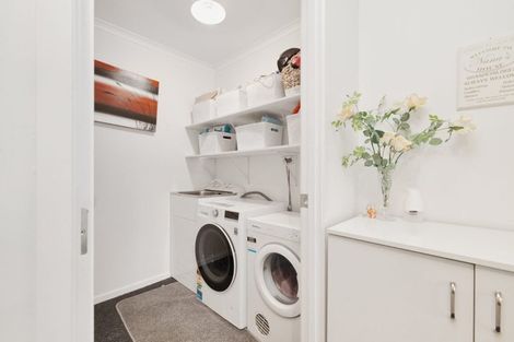 Photo of property in 33 Seabreeze Place, Papamoa Beach, Papamoa, 3118