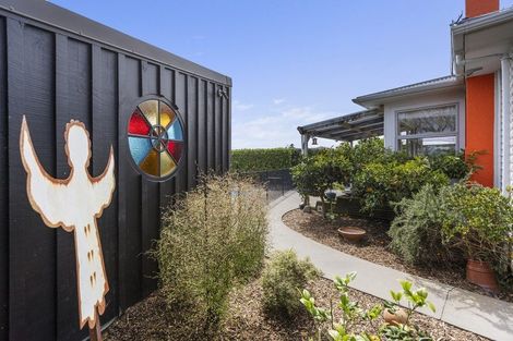 Photo of property in 8 Blenheim Place, Vogeltown, New Plymouth, 4310