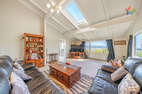 Photo of property in 2 Taka Grove, Normandale, Lower Hutt, 5010