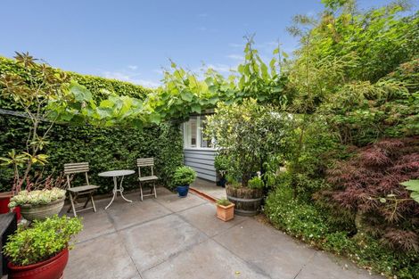 Photo of property in 15a Enfield Road, Hospital Hill, Napier, 4110