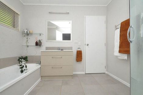 Photo of property in 22a Greta Place, Stanmore Bay, Whangaparaoa, 0932