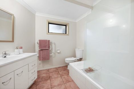 Photo of property in 24 Burn-murdoch Street, St Andrews, Hamilton, 3200