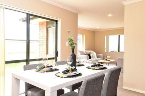 Photo of property in 90 Farnborough Drive, Grandview Heights, Hamilton, 3200