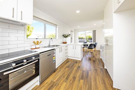 Photo of property in 15 Becker Drive, Weymouth, Auckland, 2103