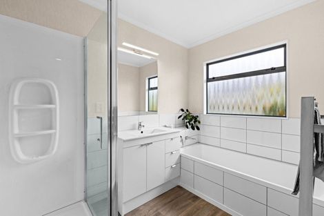 Photo of property in 18 Claridge Place, Taradale, Napier, 4112