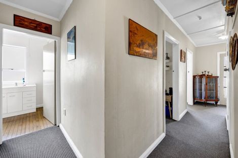Photo of property in 27 Seaview Road, Marfell, New Plymouth, 4310