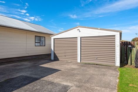 Photo of property in 17 Pukeroa Place, Papakura, 2110
