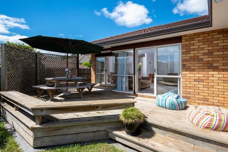 Photo of property in 3/8 Bernie Edwards Place, Botany Downs, Auckland, 2010