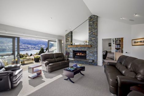 Photo of property in 5 Milward Place, Kelvin Heights, Queenstown, 9300