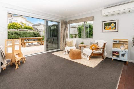 Photo of property in 15 Belize Grove, Grenada Village, Wellington, 6037