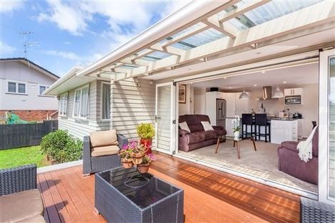 Photo of property in 15 Cajero Place, Green Bay, Auckland, 0604