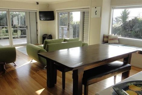 Photo of property in 10 Donnelly Street, Oakura, 4314