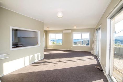 Photo of property in 5 Peach Tree Grove, Maungaraki, Lower Hutt, 5010