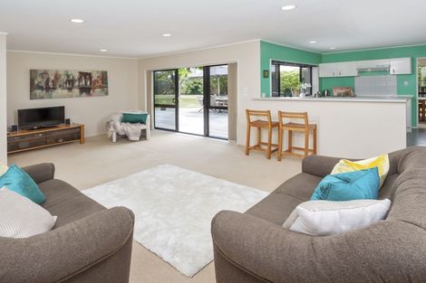 Photo of property in 12 Bernie Edwards Place, Botany Downs, Auckland, 2010