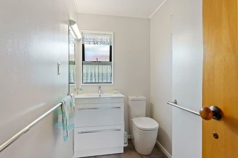 Photo of property in 8 Pio Pio Place, Waikanae Beach, Waikanae, 5036