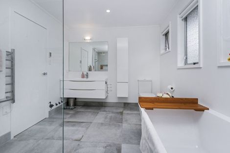 Photo of property in 80 Weatherly Road, Torbay, Auckland, 0630