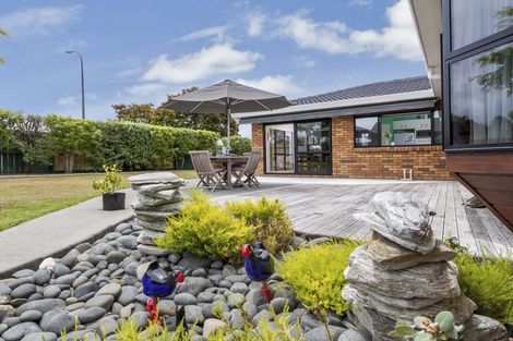 Photo of property in 12 Bernie Edwards Place, Botany Downs, Auckland, 2010