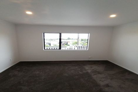 Photo of property in 1/111 Lincoln Park Avenue, Massey, Auckland, 0614