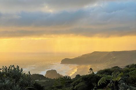 Photo of property in 21 Te Ahuahu Road, Piha, 0772