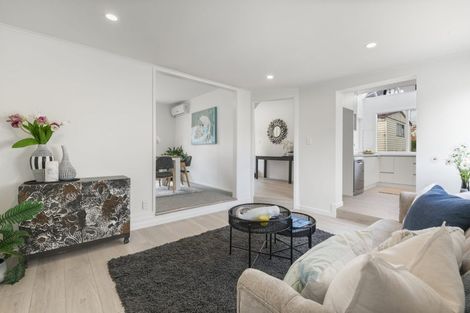 Photo of property in 226 East Coast Road, Forrest Hill, Auckland, 0620