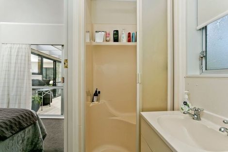 Photo of property in 2/33 Korotaha Terrace, Rothesay Bay, Auckland, 0630