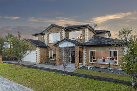 Photo of property in 12 Lakeridge Close, Northcross, Auckland, 0632