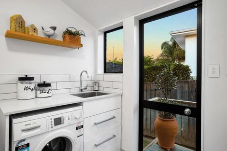 Photo of property in 43 Braemar Road, Rothesay Bay, Auckland, 0630