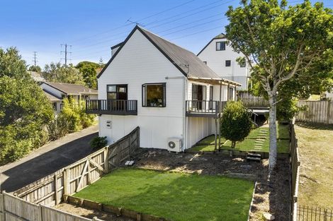 Photo of property in 2/24 Thalia Place, Totara Vale, Auckland, 0629