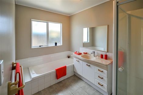 Photo of property in 2/20 Hogans Road, Glenfield, Auckland, 0629