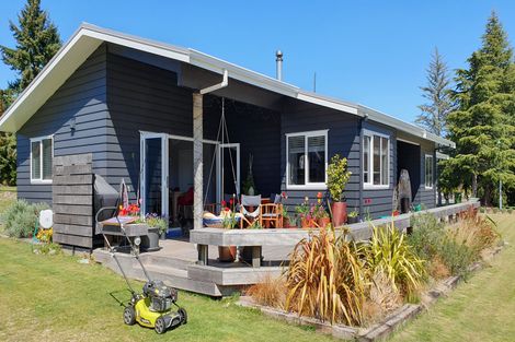 Photo of property in 1 Seagers Close, Kinloch, Taupo, 3377