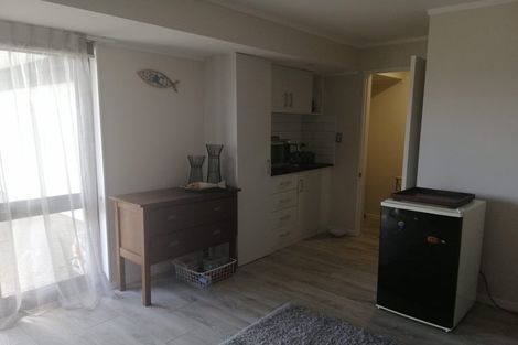 Photo of property in 2 Chelverton Terrace, Red Beach, 0932