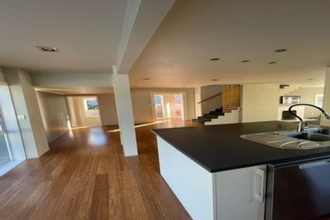 Photo of property in 17 Wernham Place, Northcote, Auckland, 0626