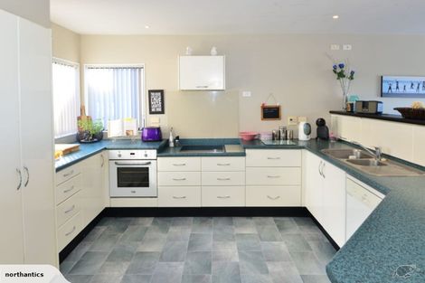 Photo of property in 86 Wade River Road, Stanmore Bay, Whangaparaoa, 0932