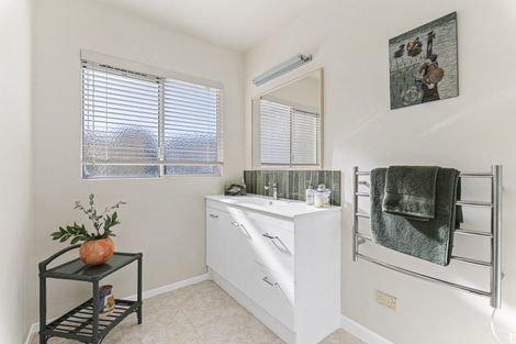 Photo of property in 3 Waiwera Place, Merrilands, New Plymouth, 4312