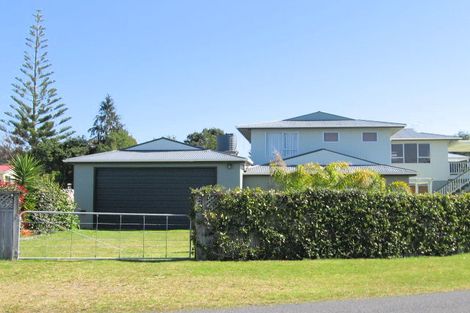 Photo of property in 46 Banks Street, Cooks Beach, Whitianga, 3591