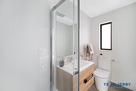 Photo of property in 2/26 Buscomb Avenue, Henderson, Auckland, 0610