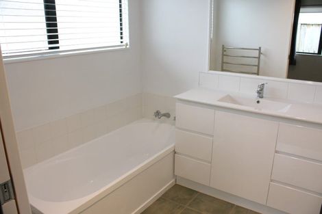 Photo of property in 2c Edmund Hillary Avenue, Papakura, 2110